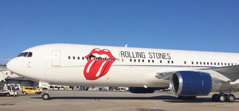 L'aereo dei Rolling Stones all'aeroporto Galilei (foto Toscana Aeroporti)
