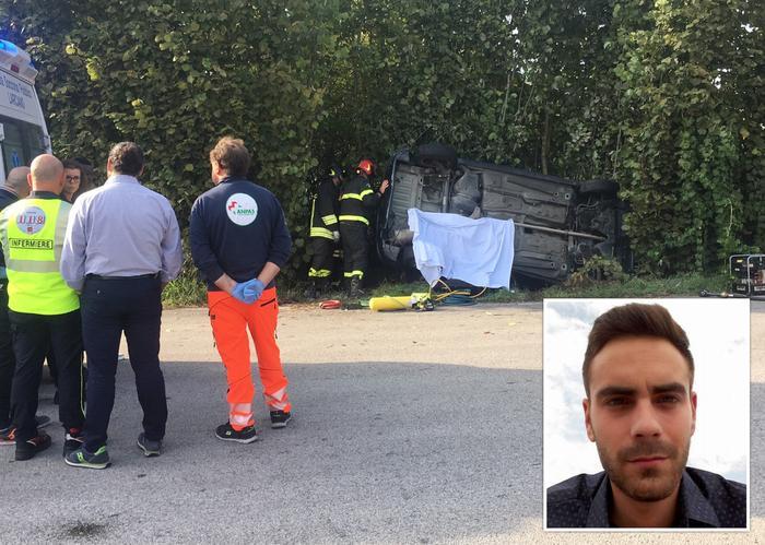 Una drammatica immagine dell'auto capottata, nel riquadro Antonio Parisi in una foto del profilo Facebook (foto Nucci)