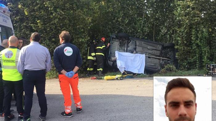Una drammatica immagine dell'auto capottata, nel riquadro Antonio Parisi in una foto del profilo Facebook (foto Nucci)