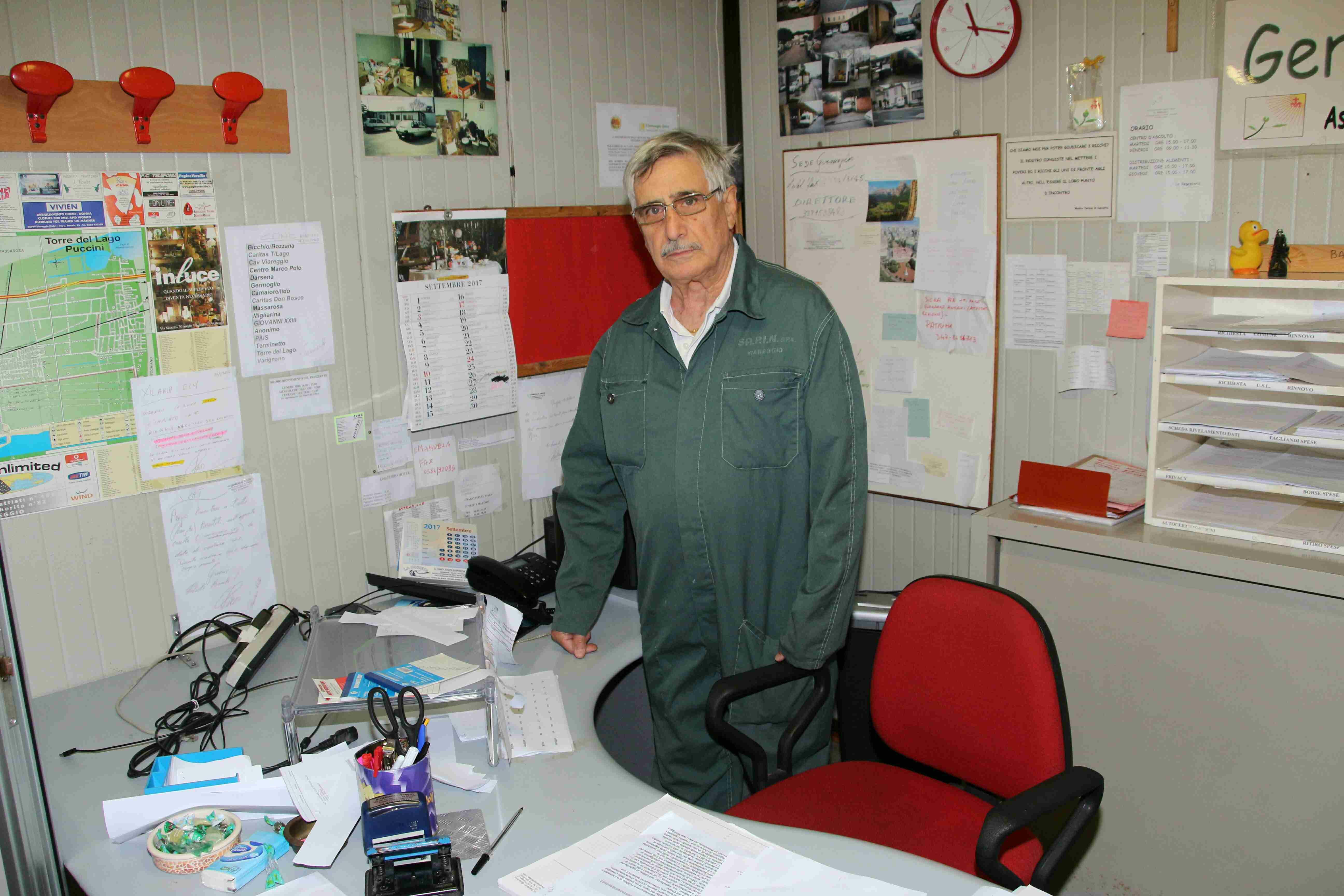 Il presidente Sirio Orselli davanti alla postazione del computer rubato