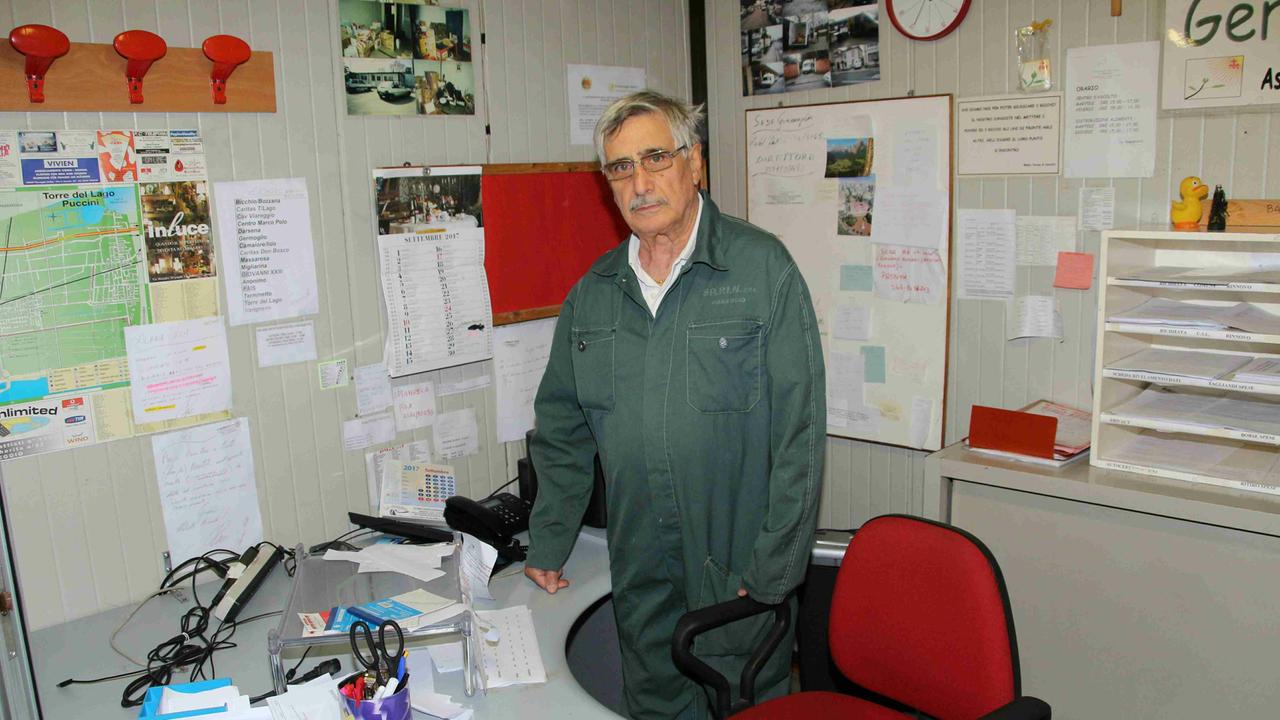 Il presidente Sirio Orselli davanti alla postazione del computer rubato