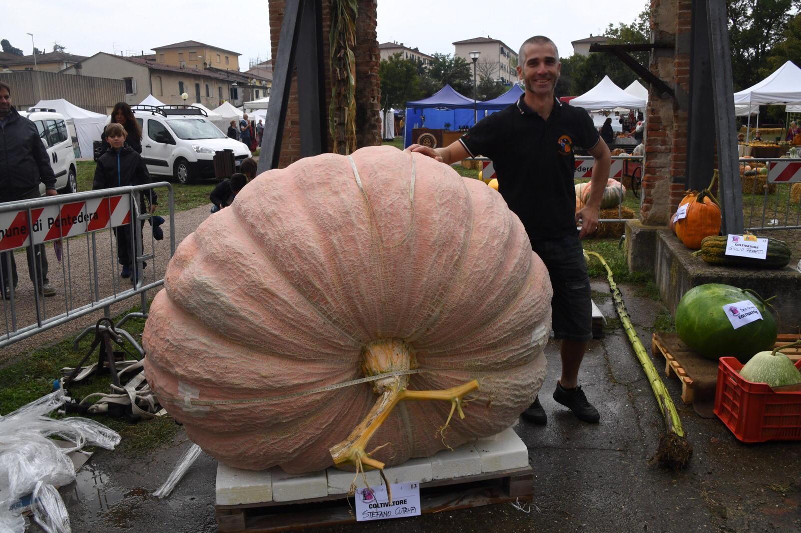 Stefano Cutrupi con la sua zucca gigante