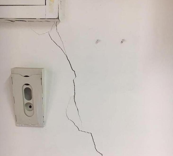 Crepe sulle pareti di scuola, genitori preoccupati 