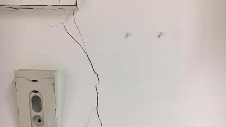Crepe sulle pareti di scuola, genitori preoccupati
