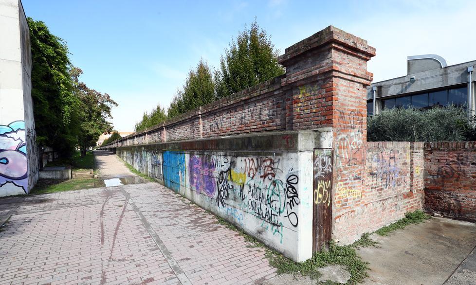 Il “fumo” tra il parcheggio e l’Ariosto