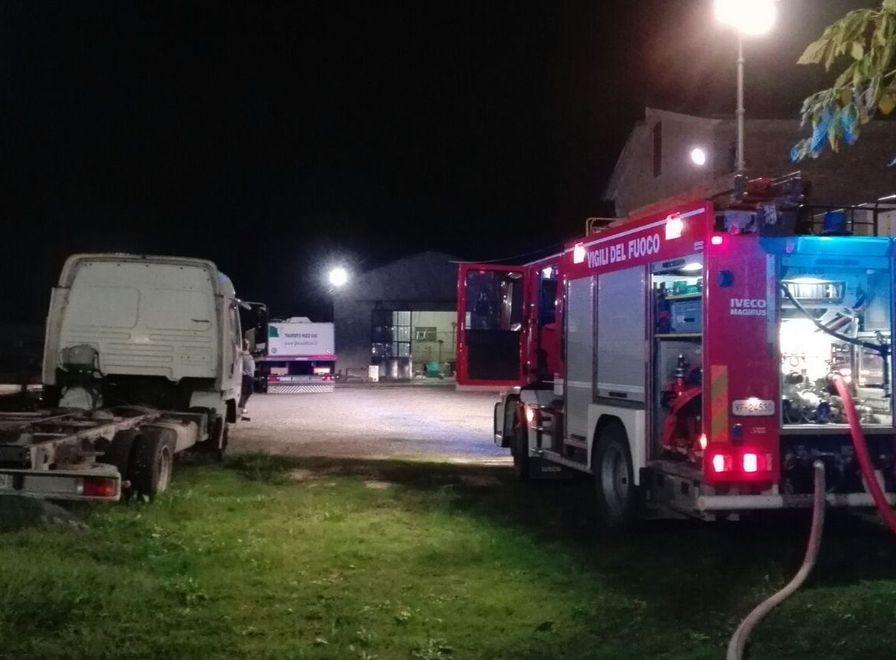 Bruciano a Pilastrello camion e materiale edile 