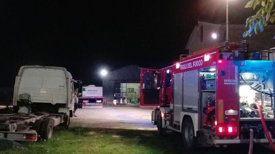 Bruciano a Pilastrello camion e materiale edile