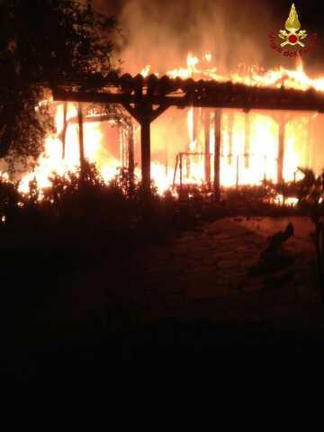 Casolare distrutto da un incendio