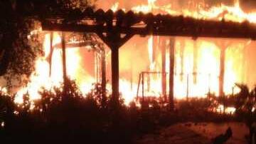 Casolare distrutto da un incendio