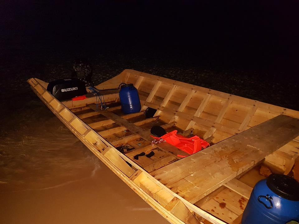 Una delle imbarcazioni (foto pubblicata dal deputato Mauro Pili nella sua pagina Facebook)