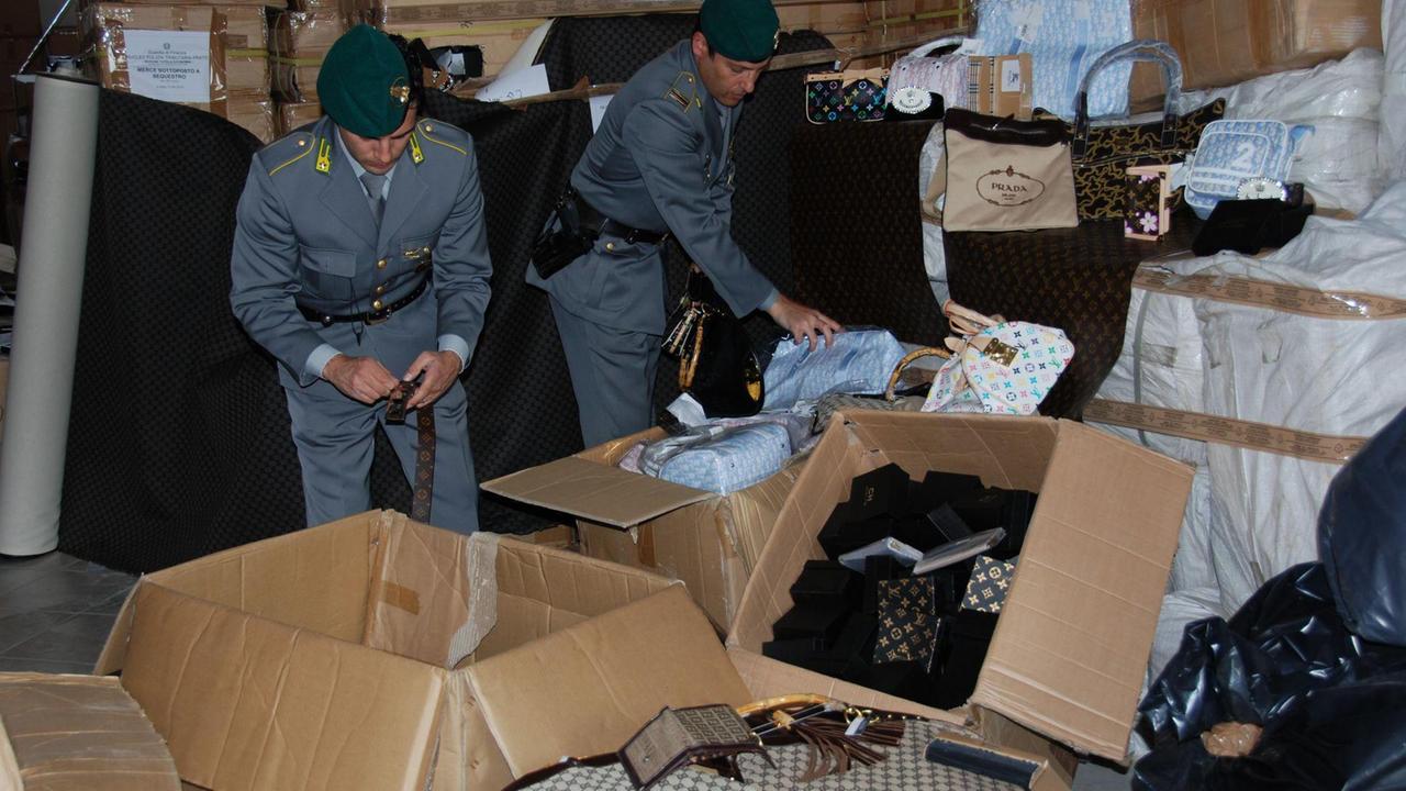 Uno dei sequestri di capi contraffatti da parte della Guardia di finanza di Prato