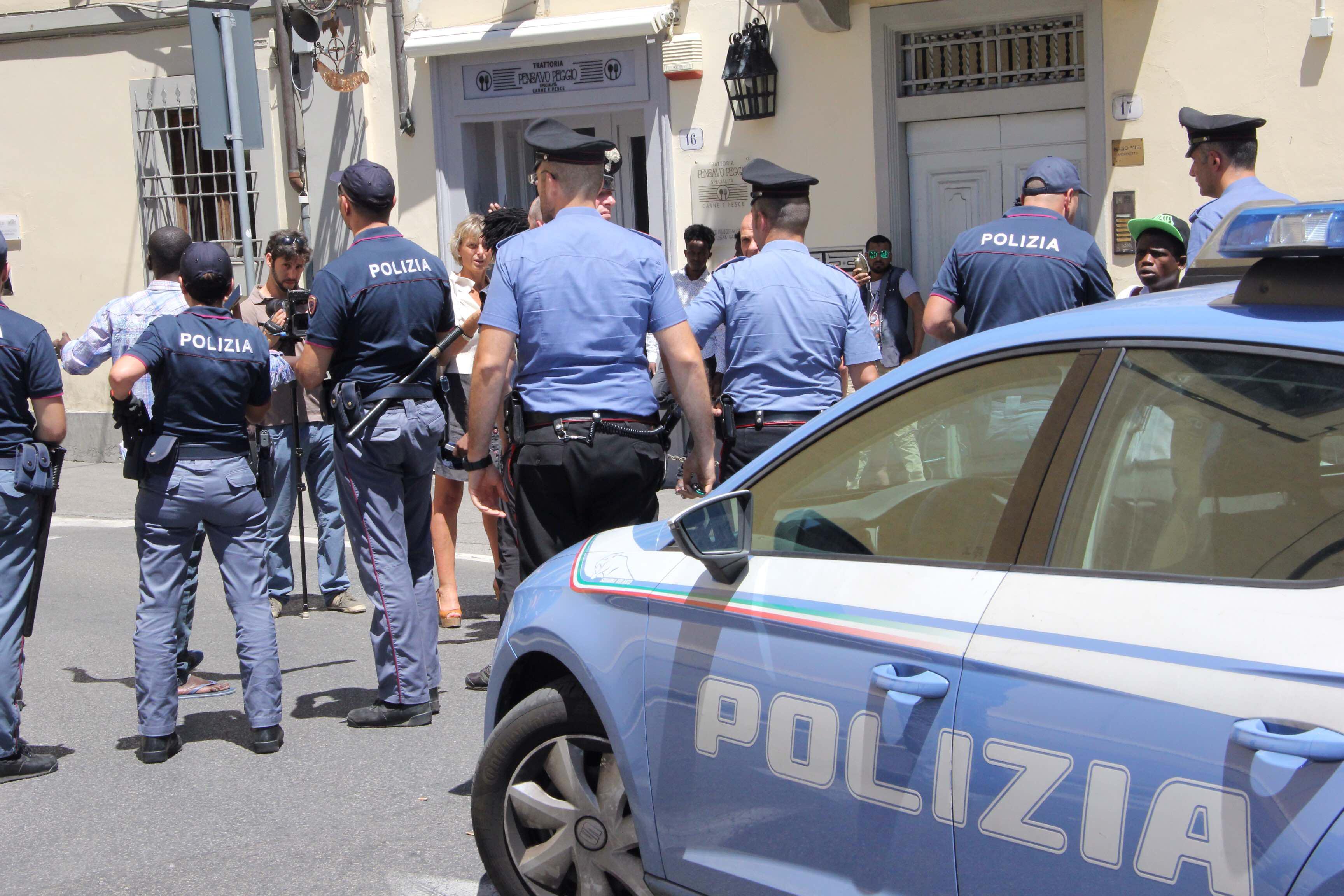 Polizia e carabinieri davanti al centro di accoglienza Santa Caterina lo scorso luglio