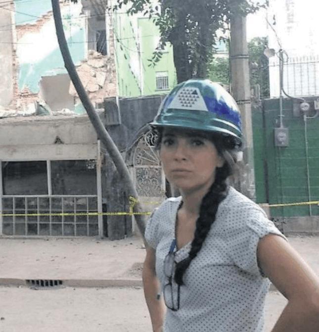 L'ingegnera nuorese Anna Marcia davanti a un palazzo lesionato dal sisma