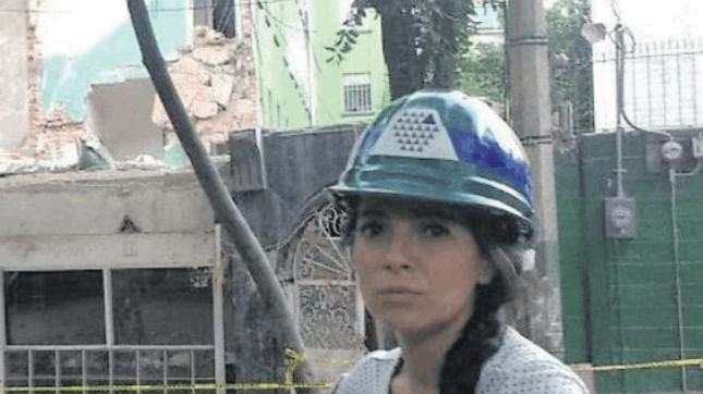 L'ingegnera nuorese Anna Marcia davanti a un palazzo lesionato dal sisma