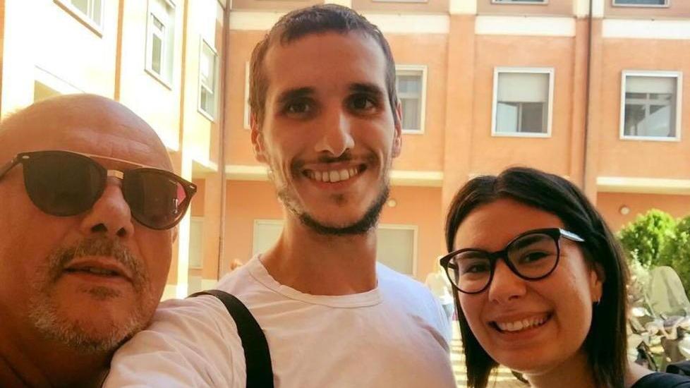 Cristian Zirulia (al centro) con i familiari