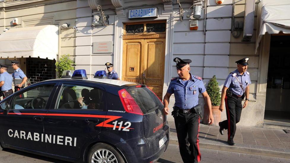 Picchia i genitori e li costringe a dormire in auto: arrestato 
