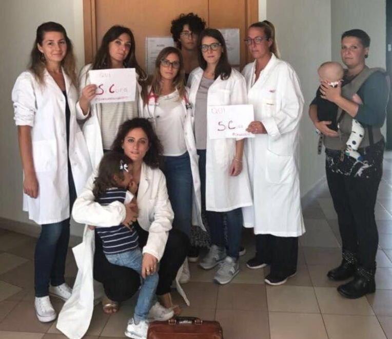 Guardia medica e flash mob «Un plauso alle dottoresse» 