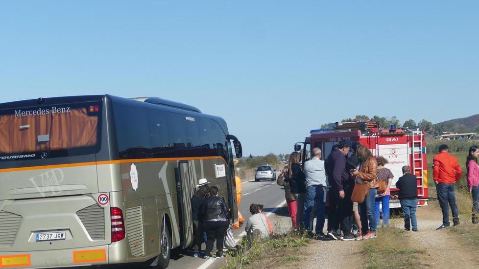 Tamponamento tra auto e bus La vettura finisce in fossetta