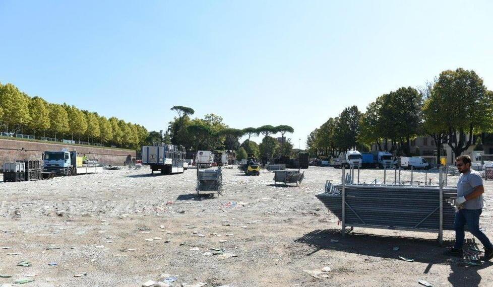 Già smontato il palco Viale chiuso di notte 