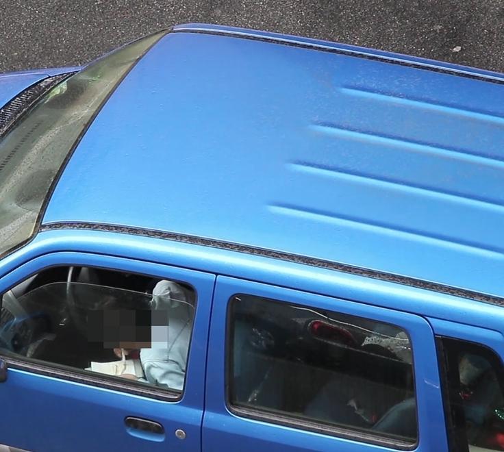 La segnalazione: «Sniffano in auto col bimbo accanto»