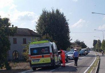 Vola fuori dall’auto in corsa: donna ferita