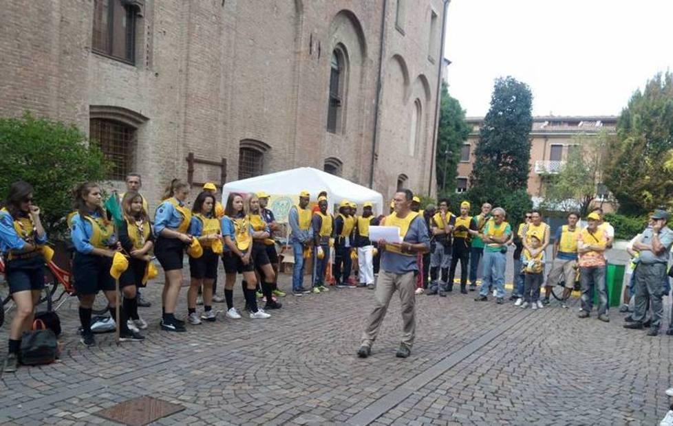 I cittadini ripuliscono la città dai rifiuti 