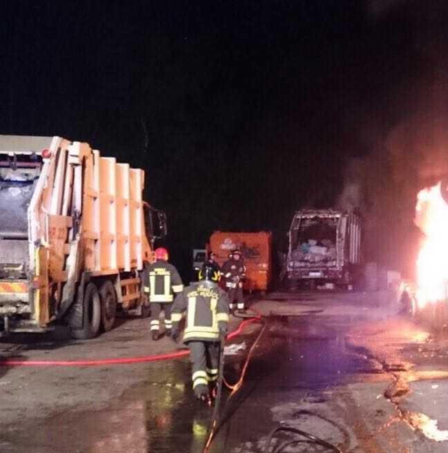 Attentato all’isola ecologica è caccia agli incendiari 