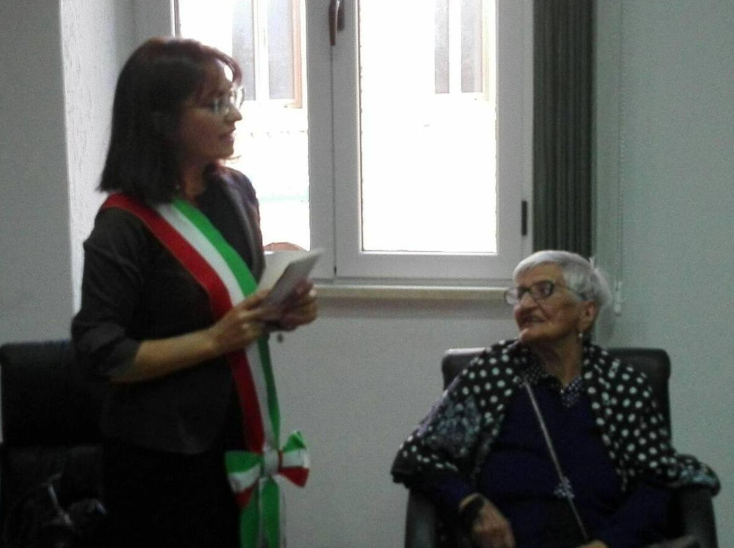 Paolina Vargiu con la vicesindaco Pierangela Mazza