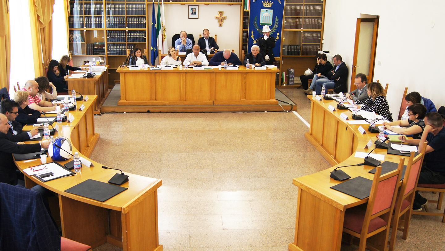 Revocato l’incarico all’assessore oggi Amic si difende in Consiglio 