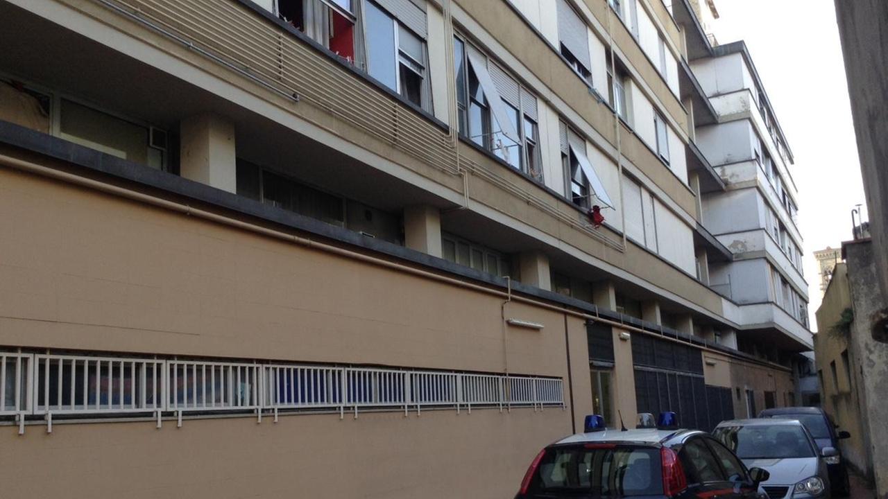 L'auto dei carabinieri in via Cavallotti