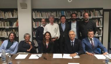 Foto di gruppo al Centro Pecci dopo la firma del protocollo