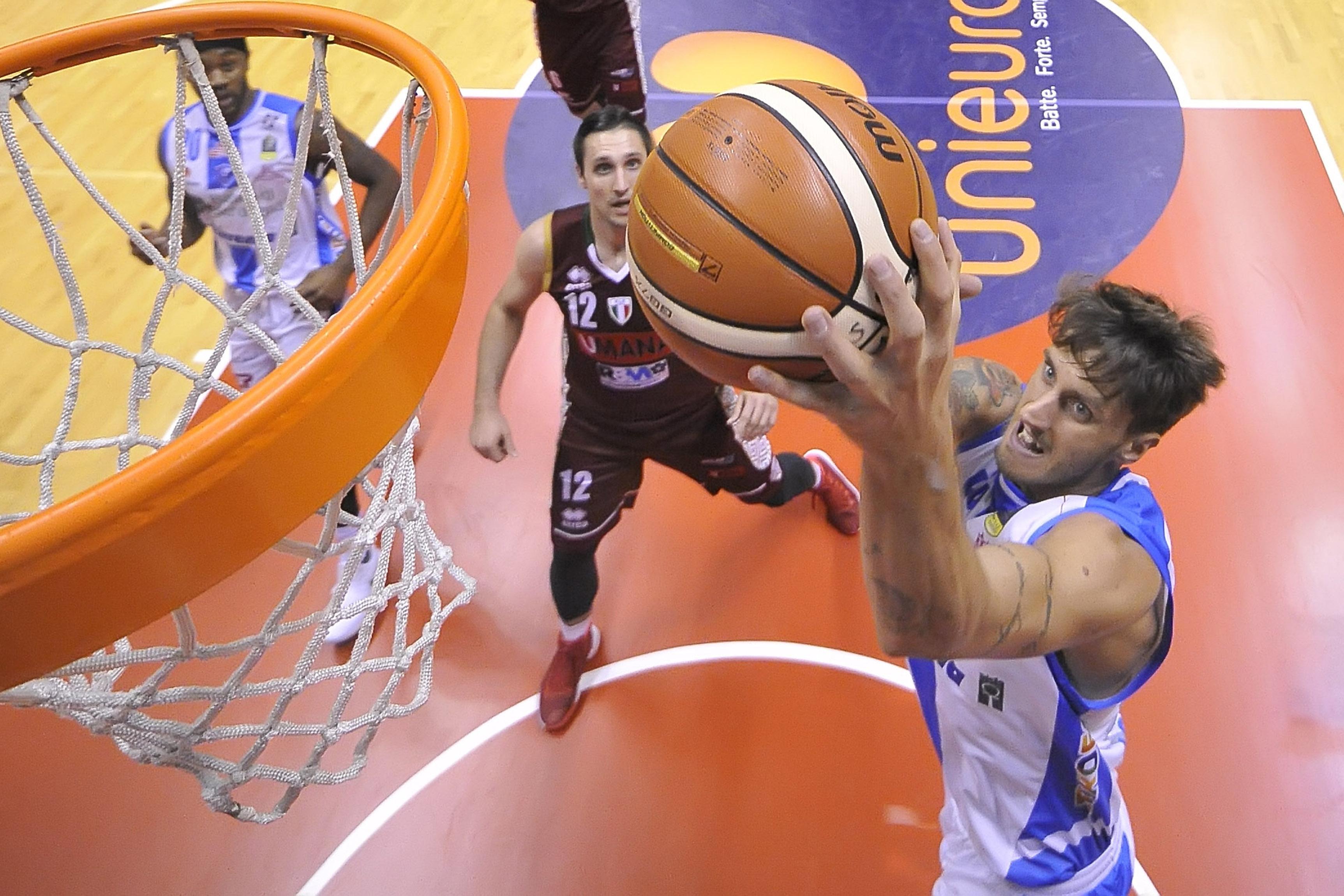 Achille Polonara a canestro