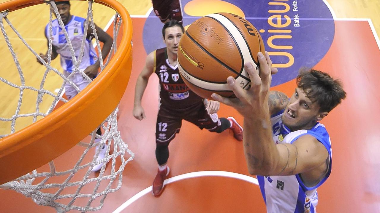 Achille Polonara a canestro