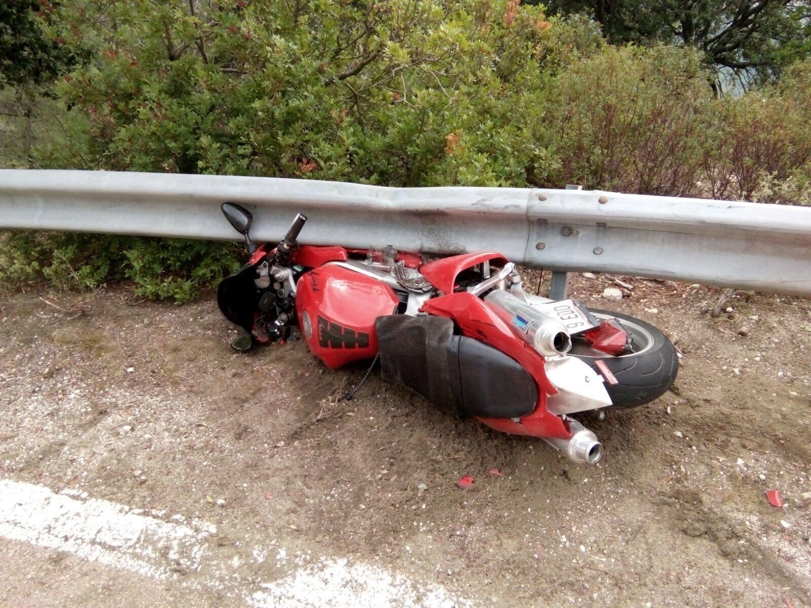 La moto finita contro il guardrail nella Urzulei-Baunei