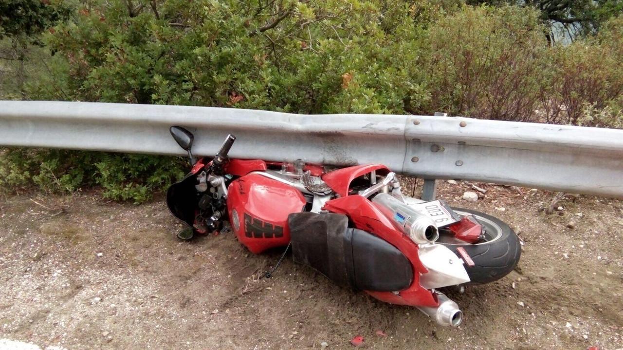 La moto finita contro il guardrail nella Urzulei-Baunei