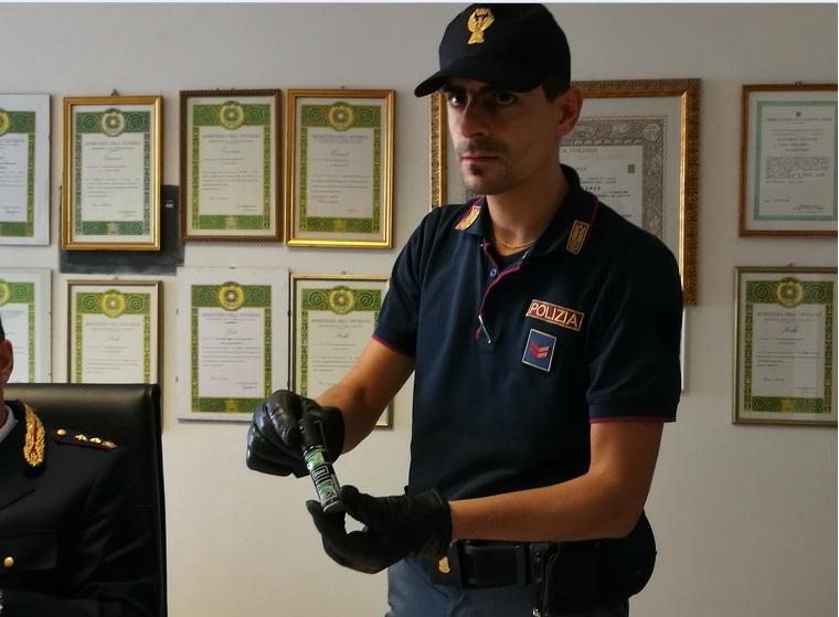 Scippatore spruzza spray al peperoncino in faccia ad agente: preso 