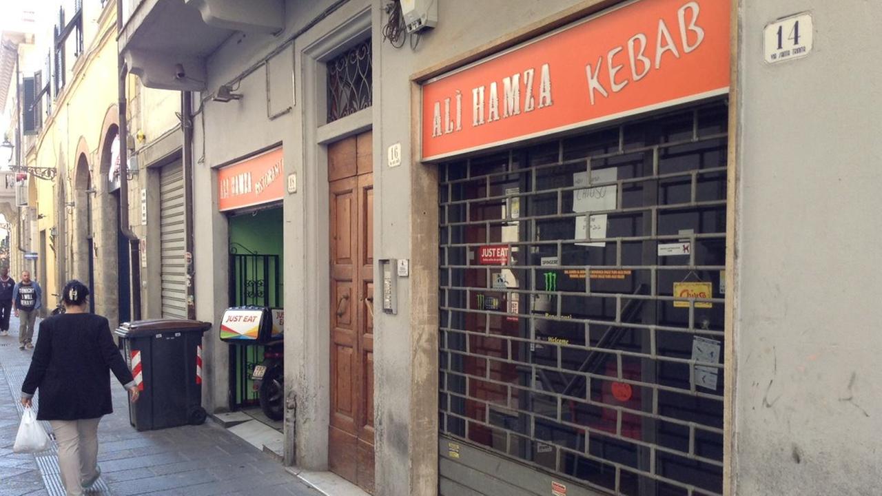 Il kebab chiuso dalla polizia in via Santa Trinita (foto Batavia)