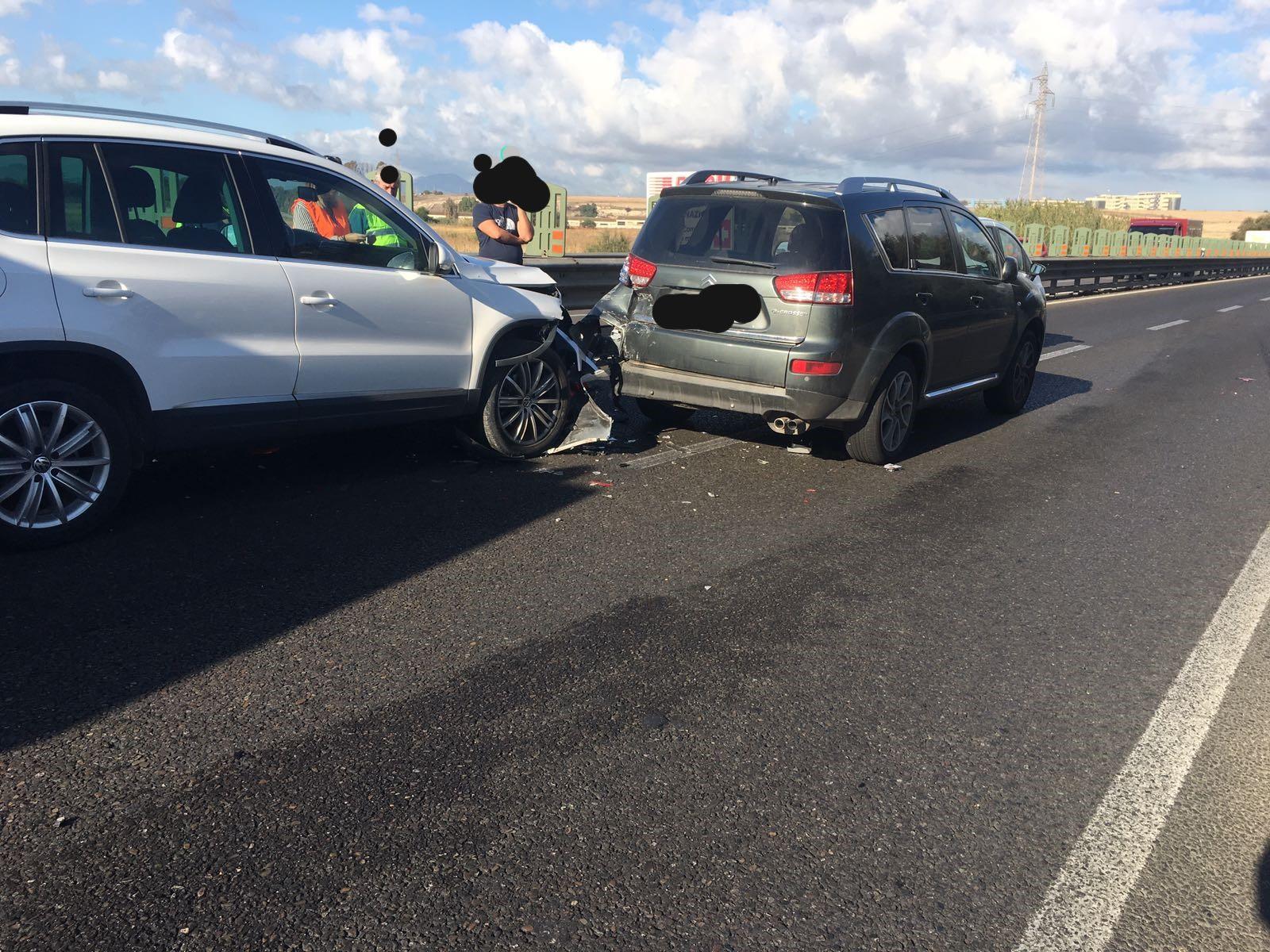 Cagliari, tamponamento a catena sulla 131