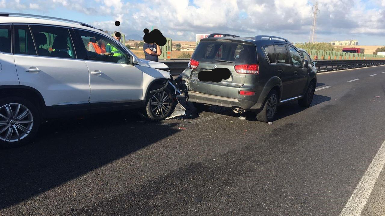 Cagliari, tamponamento a catena sulla 131