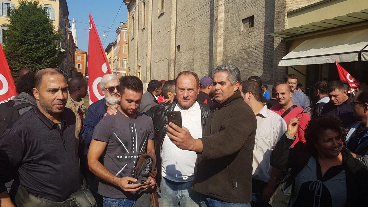 Leader Si Cobas a processo:in 300 sfilano in strada a Modena