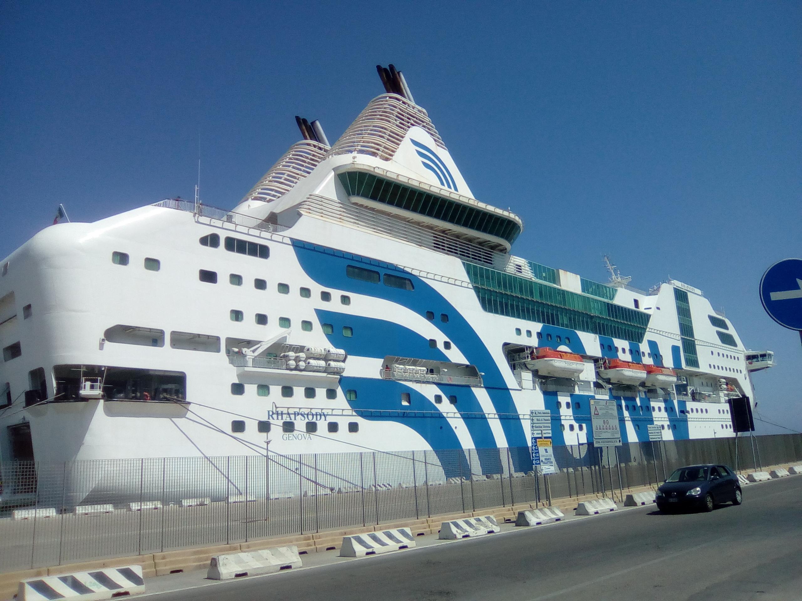 Una nave della GNV ormeggiata a Porto Torres