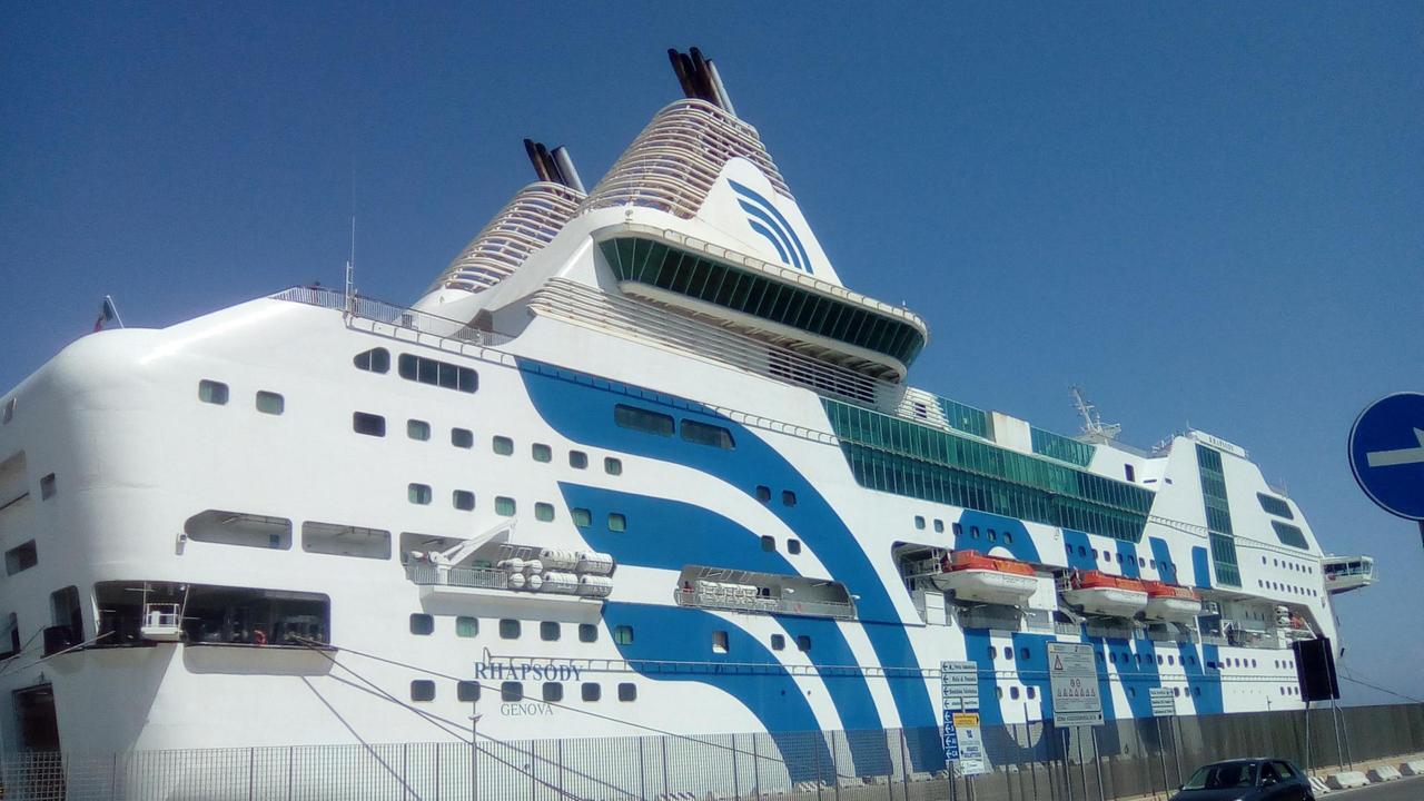 Una nave della GNV ormeggiata a Porto Torres