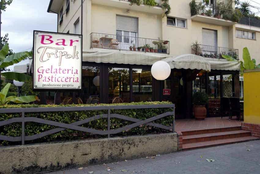 Spariti salumi, alcolici e 450 euro: colpo al bar Tripoli di Marina