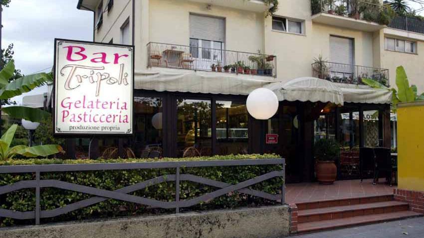 Spariti salumi, alcolici e 450 euro: colpo al bar Tripoli di Marina