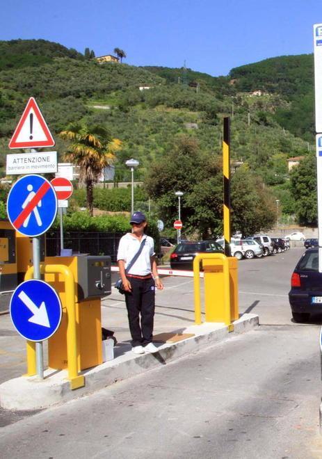 L'ingresso nel parcheggio a pagamento dell'ospedale di Pescia