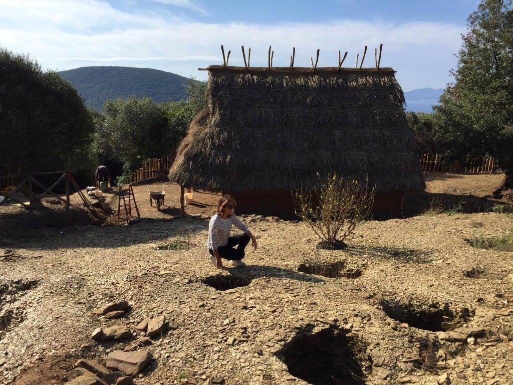 Marta Coccoluto alle buche di palo e la capanna del Re sulla vetta dell’Acropoli