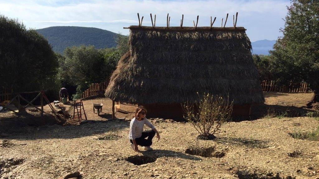 Marta Coccoluto alle buche di palo e la capanna del Re sulla vetta dell’Acropoli