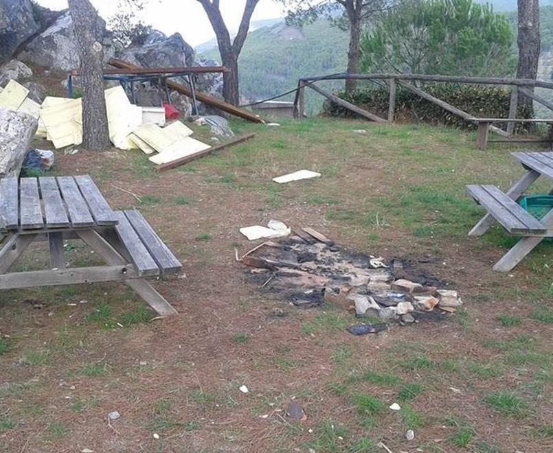 Vandali al Castellare bruciano tavole di legno 