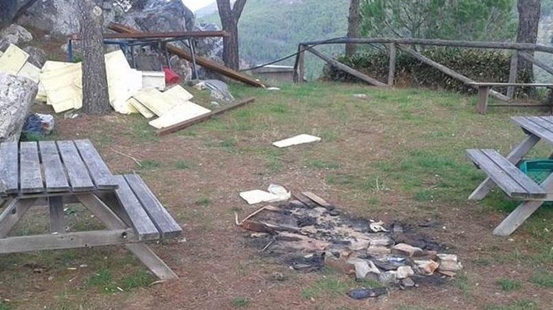 Vandali al Castellare bruciano tavole di legno
