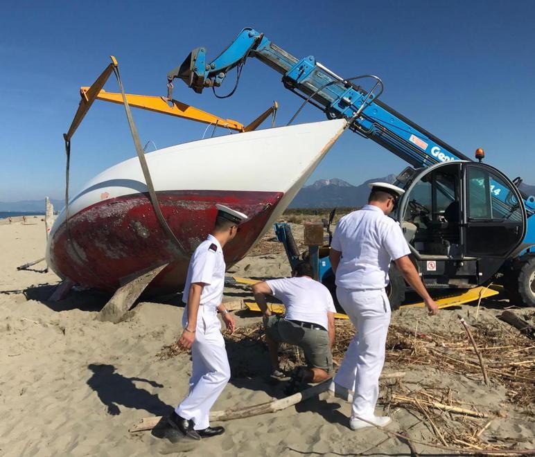 Rimossa la barca francese spiaggiata alla Lecciona